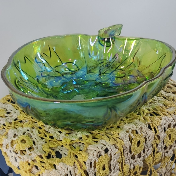 INDIANA CARNIVAL GLASS GREEN GRAPE SERVING BOWL - Picture 2 of 11